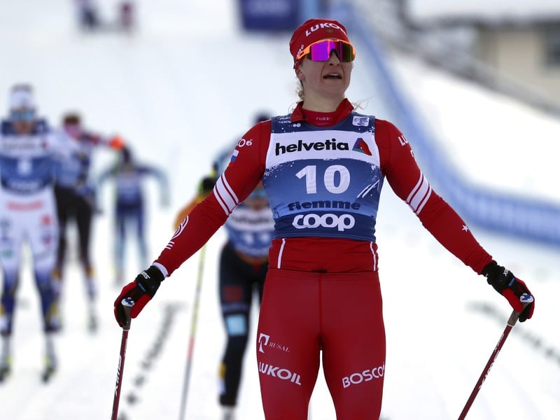 Ruska Natalia Nepriajevová slávi víťazstvo v šiestej etape na Tour de Ski