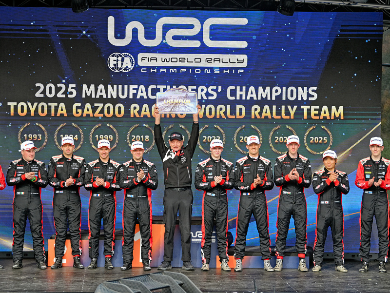 Staronoví majstri sveta výrobcov z tímu TOYOTA GAZOO RACING WRT, uprostred bývalý majster sveta a zástupca vedúceho družstva Fín Juha Kankkunen pózujú po Stredoeurópskej rely v rakúskej obci Peilstein im Mühlviertel