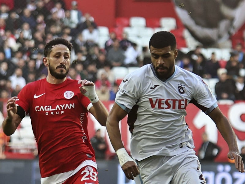 Sagiv Jehezkel (vpravo) v súboji s Rayyanom Baniyom počas zápasu Super Lig medzi Antalyasporom a Trabzonsporom.