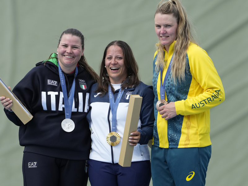 Stupeň víťaziek olympijského trapu - zľava strieborná Silvana Maria Stanco z Talianska, v strede Guatemalčanka Adriana Oliva Ruanová, vpravo Austrálčanka Penny Smithová