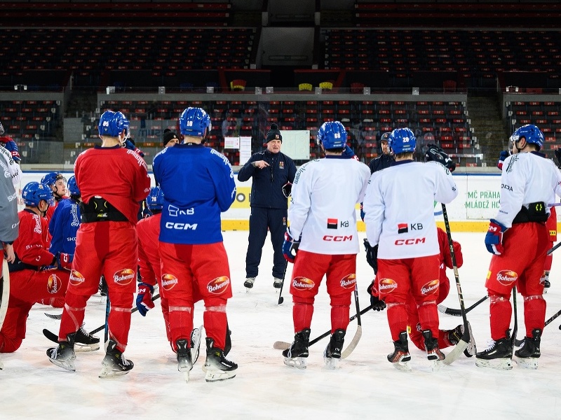 Tréner Radim Rulík počas tréningu hokejovej reprezentácie Česka
