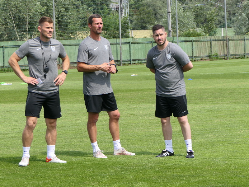 Na snímke nový tréner MŠK Žilina Jaroslav Hynek (uprostred) a asistenti Martin Kuciak (vľavo) a Dušan Binder (vpravo) 