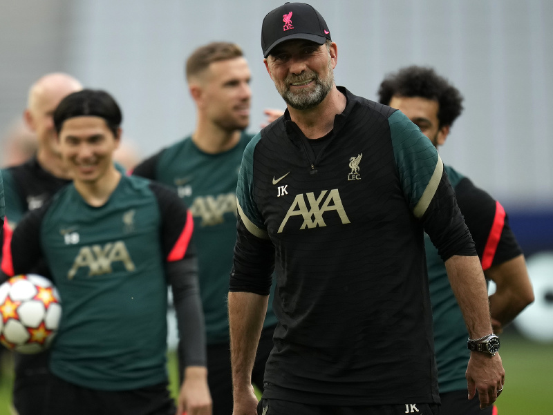 Jürgen Klopp dáva na tréningu pokyny svojim zverencom