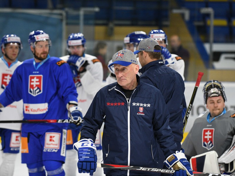 Tréner slovenskej hokejovej reprezentácie Craig Ramsay počas tréningu