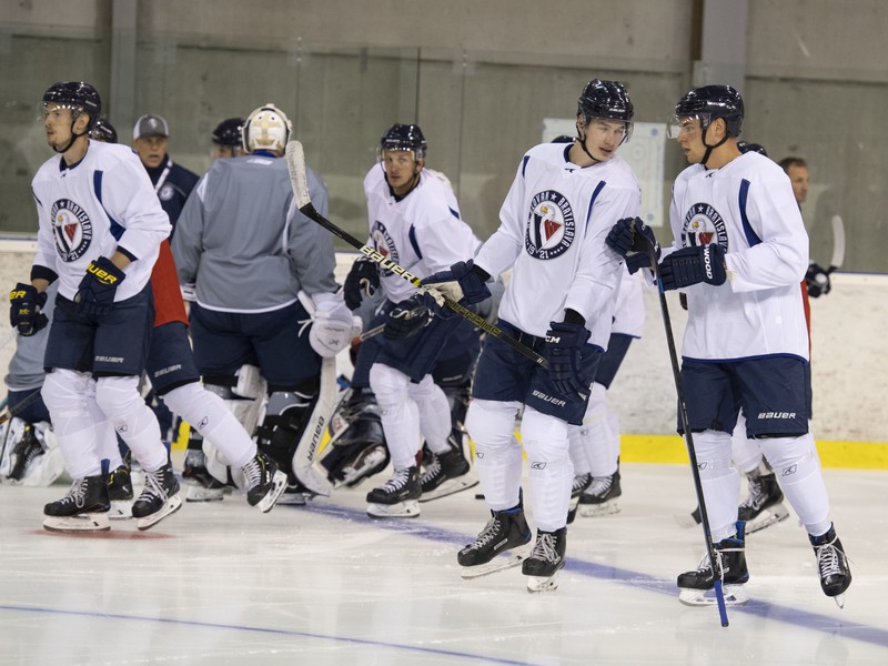 Hokejisti tímu HC Slovan Bratislava počas prvej prípravy na ľade