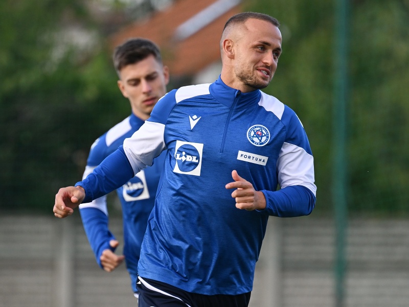 Stanislav Lobotka počas tréningu slovenskej futbalovej reprezentácie na reprezentačnom zraze pred zápasmi Ligy národov so Švédskom a Azerbajdžanom v Senci