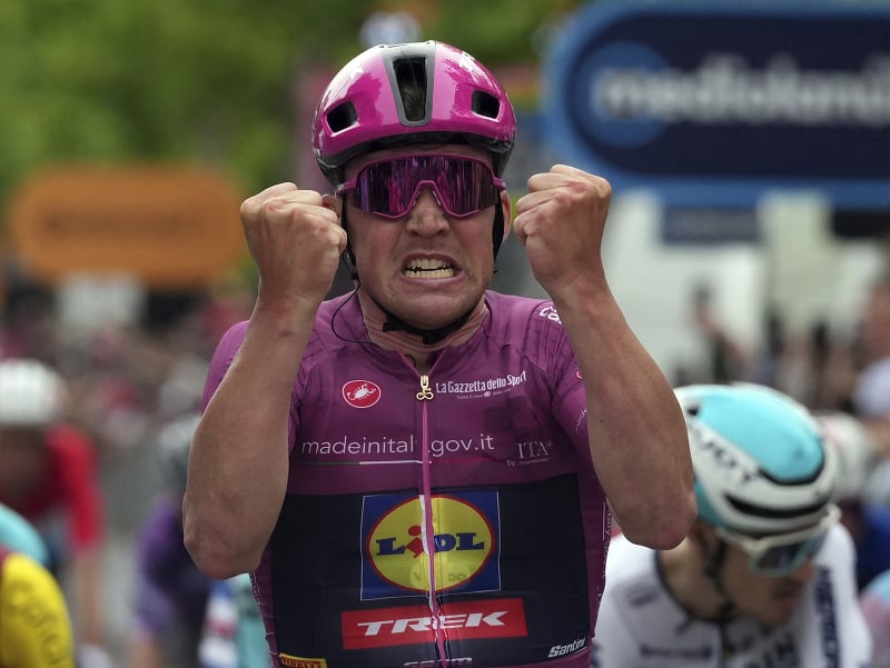 Dánsky cyklista Mads Pedersen oslavuje v cieli triumf v tretej etape Giro d'Italia
