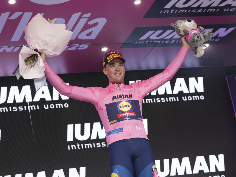 Dánsky cyklista Mads Pedersen na pódiu oslavuje po triumfe v tretej etape Giro d'Italia