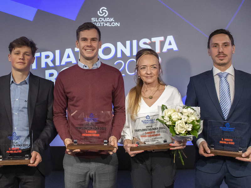 Na snímke Richard Varga (druhý zľava), ktorý zvíťazil v ankete Triatlonista roka za rok 2022, Na druhom mieste skončil Vargov oddielový kolega Peter Rojtáš (vľavo, ŠKP ŠKP TRIAX Bratislava), tretí bol Ondrej Kubo (vpravo, 3NITY Triathlon team Bratislava).