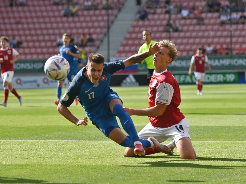 Viktor Sliacky a hráč Rakúska Leopold Querfeld v zápase slovenskej reprezentácie do 19 rokov