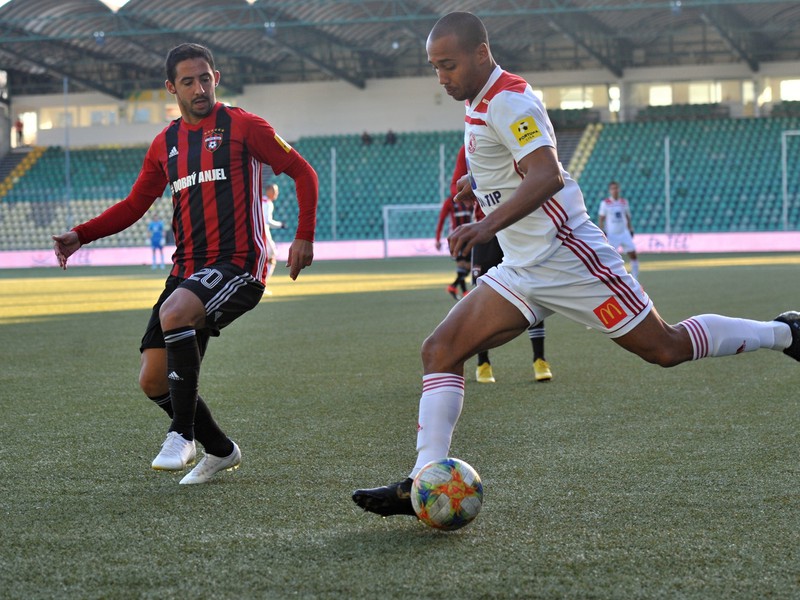 Na snímke vpravo Gino van Kessel (Trenčín) a Joao Diogo Gomes De Freitas (Trnava)