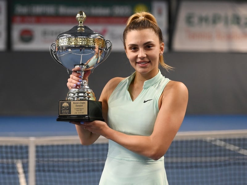 Rumunská tenistka Jaqueline Cristianová pózuje s trofejou víťazky tenisového turnaja žien Empire Womens Indoor 2023 po víťazstve vo finále dvojhry nad Francúzkou Oceane Dodinovou v Trnave