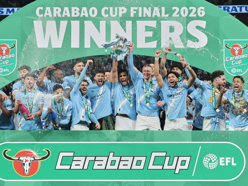 Hráči Manchestru City pózujú s trofejou po víťazstve vo finále anglického Ligového pohára 