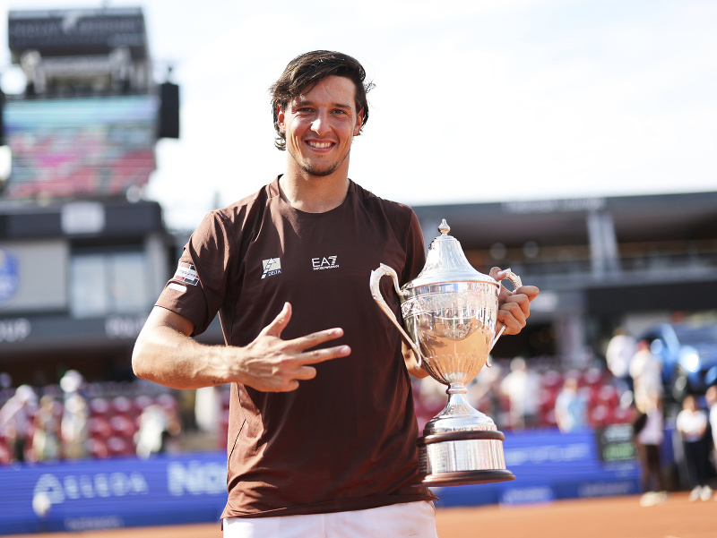 Taliansky tenista Luciano Darderi pózuje s víťaznou trofejou