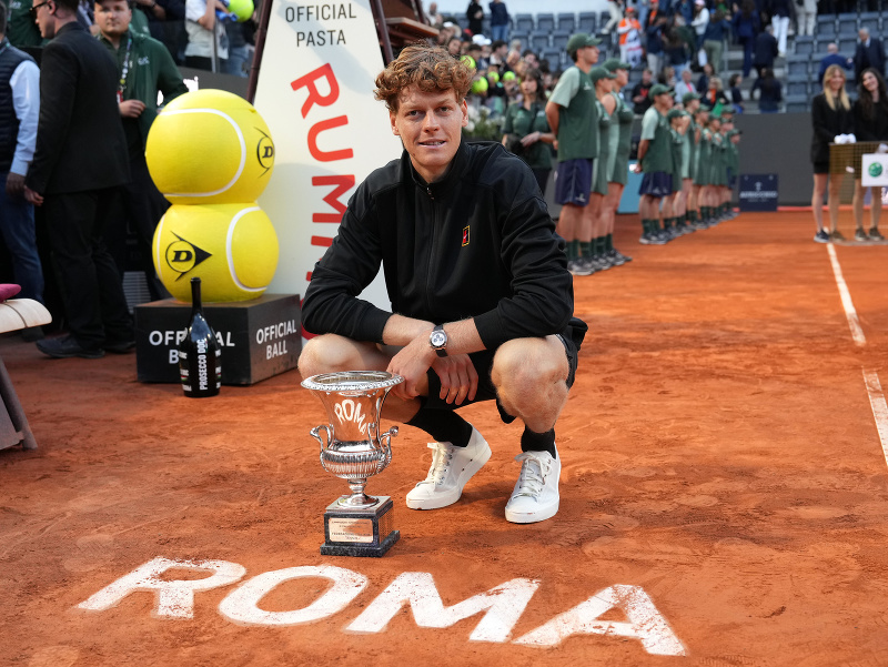 Taliansky tenista Jannik Sinner s víťaznou trofejou po triumfe v Ríme