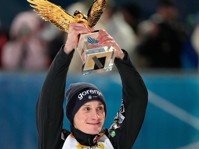 Slovinský skokan na lyžiach Domen Prevc oslavuje s trofejou zlatého orla po jeho víťazstve na treťom podujatí Turné štyroch mostíkov v rakúskom Bischofshofene