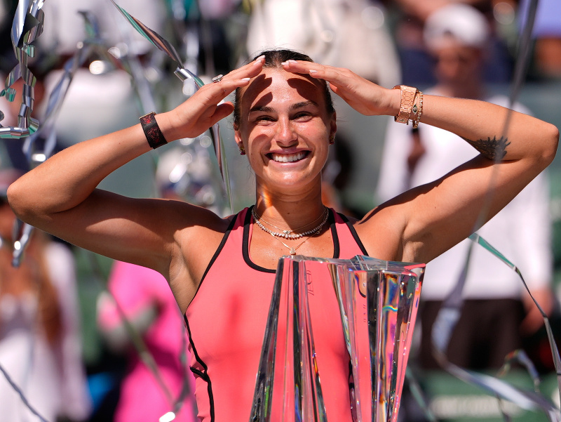 Aryna Sabalenková s víťaznou trofejou po triumfe na Indian Wells