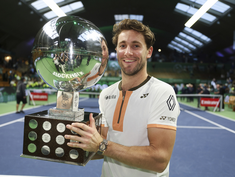 Nórsky tenista Casper Ruud pózuje s trofejou po triumfe v mužskej dvojhre na turnaji ATP v Štokholme