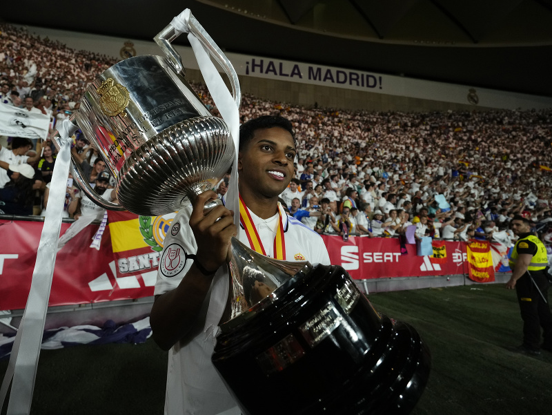 Finálový hrdina Realu Rodrygo pózuje s trofejou po zisku Španielskeho pohára v andalúzskom meste Sevilla