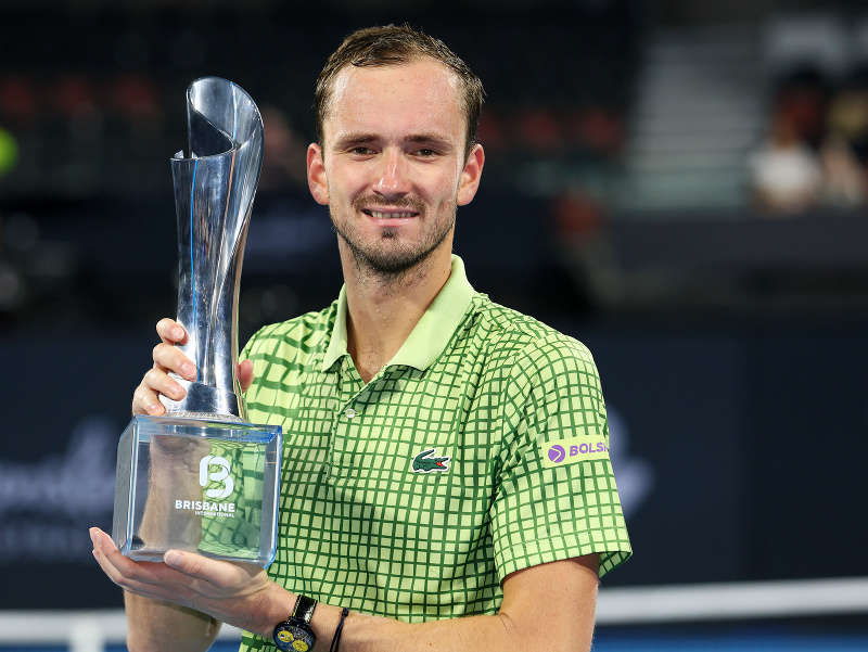 Ruský tenista Daniil Medvedev pózuje s trofejou po zisku titulu v mužskej dvojhre na turnaji ATP v austrálskom Brisbane
