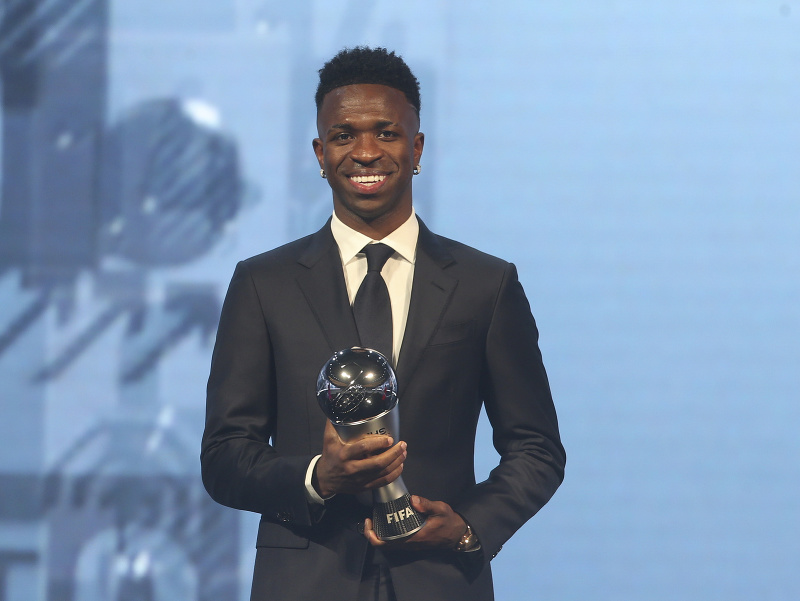 Brazílčan Vinicius Junior si preberá ocenenie Hráč roka 2024 podľa Medzinárodnej futbalovej federácie (FIFA) počas vyhlásenia výsledkov ankety pod názvom The Best FIFA Football Awards v katarskej Dauhe