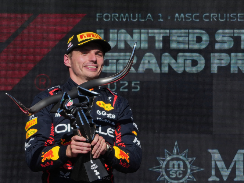 Max Verstappen s víťaznou trofejou