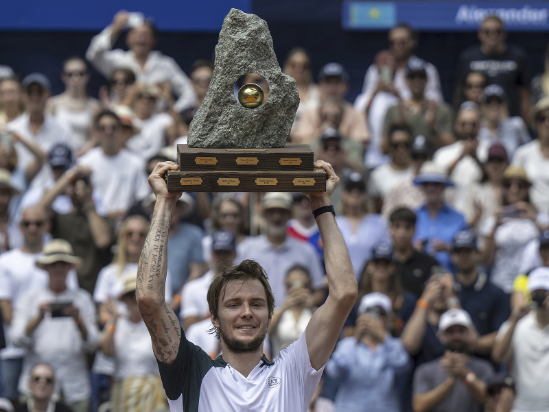 Oslavujúci Alexander Bublik s víťaznou trofejou