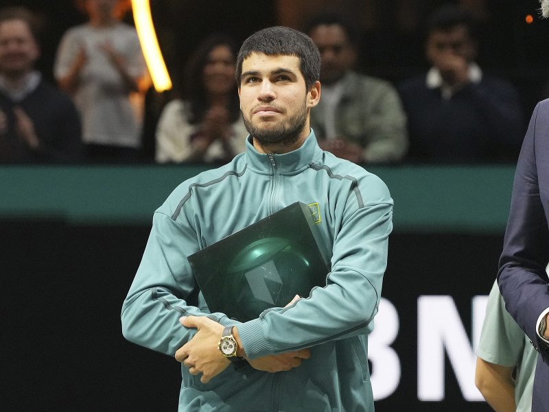 Carlos Alcaraz s víťaznou trofejou