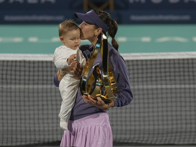 Mamička Belinda Benčičová s víťaznou trofejou