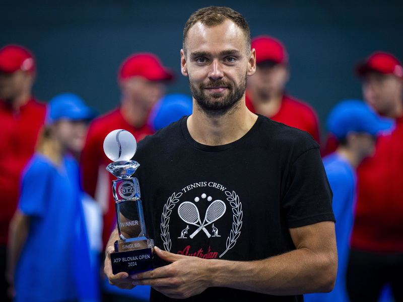 Roman Safiullin oslavuje s víťaznou trofejou
