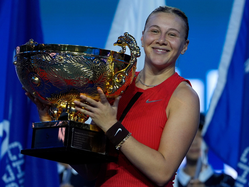 Američanka Amanda Anisimovová s víťaznou trofejou