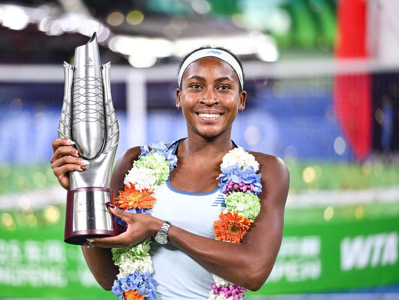 Americká tenistka Coco Gauffová pózuje s trofejou po jej triumfe