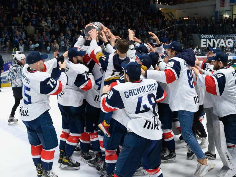 Hokejisti HC Slovan Bratislava oslavujú zisk rekordnej deviatej majstrovskej trofeje