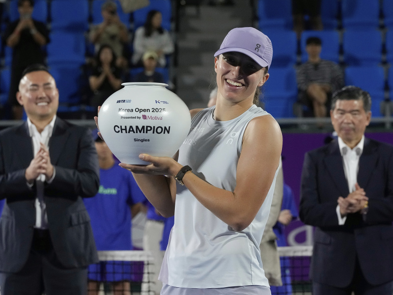 Iga Swiateková s víťaznou trofejou po triumfe v Soule