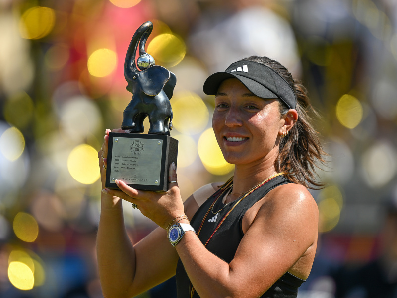 Americká tenistka Jessica Pegulová pózuje s trofejou po triumfe na trávnatom turnaji WTA v nemeckom Bad Homburgu