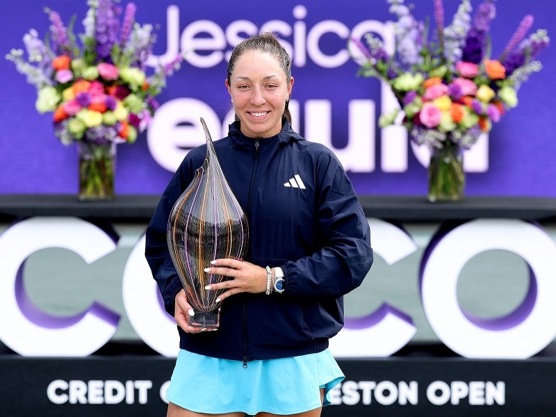 Američanka Jessica Pegulová s víťaznou trofejou v Charlestone