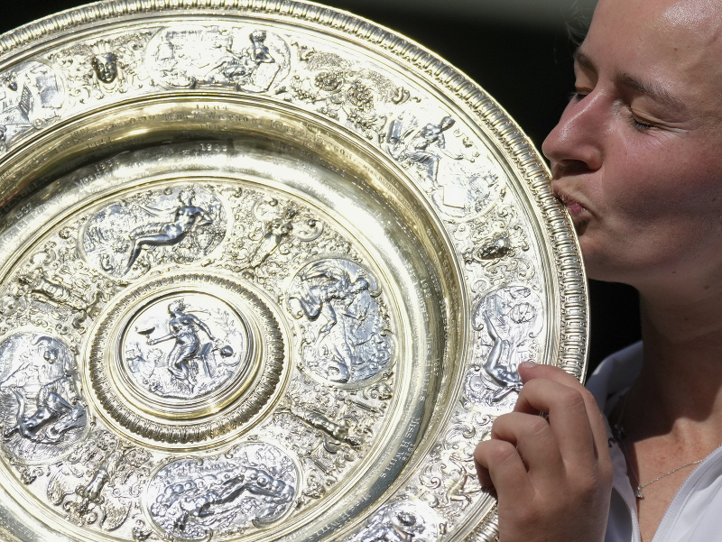 Oslavujúca Barbora Krejčíková s wimbledonskou víťaznou trofejou