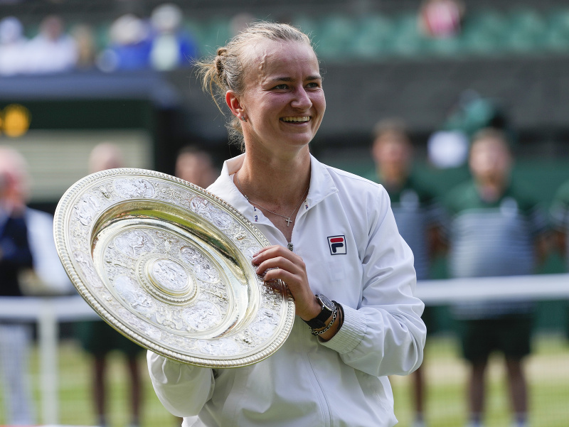 Oslavujúca Barbora Krejčíková s wimbledonskou víťaznou trofejou