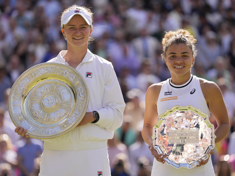 Barbora Krejčíková a Jasmine Paoliniová s trofejami po wimbledonskom finále