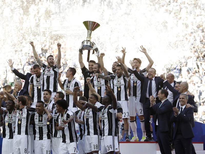 Hráči Juventusu oslavujú zisk majstrovského titulu 