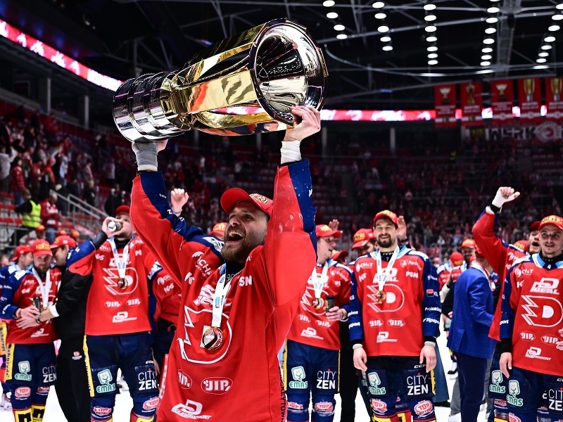 Hokejisti HC Dynamo Pardubice oslavujú s majstrovskou trofejou po zisku českého titulu