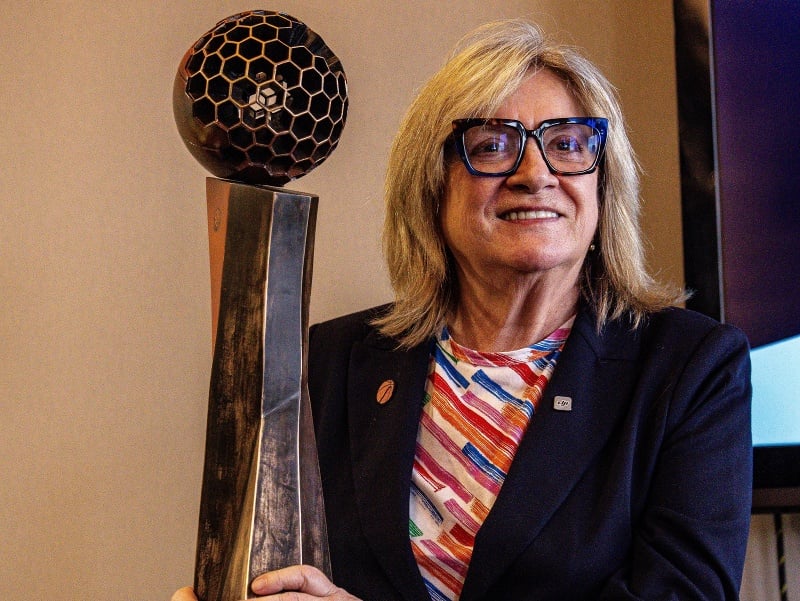 Legenda slovenského basketbalu Natália Hejková pózuje s trofejou pre víťaza ženskej extraligy