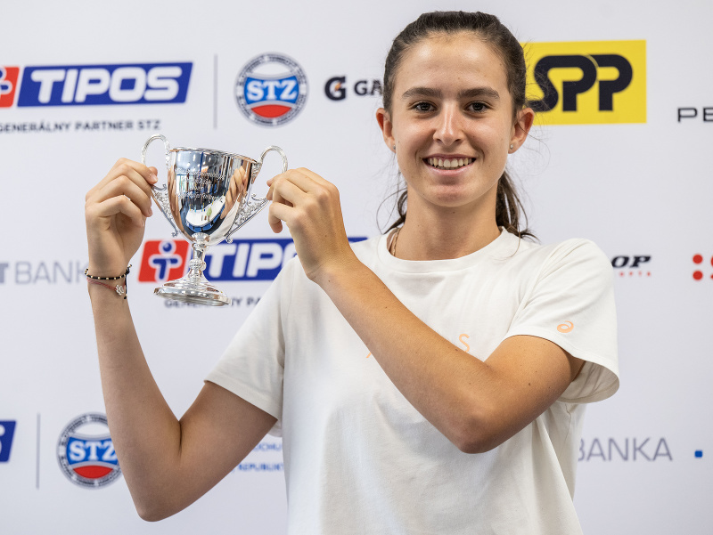 Grandslamová víťazka v juniorskej dvojhre vo Wimbledone Mia Pohánková pózuje s trofejou počas tlačovej konferencie STZ