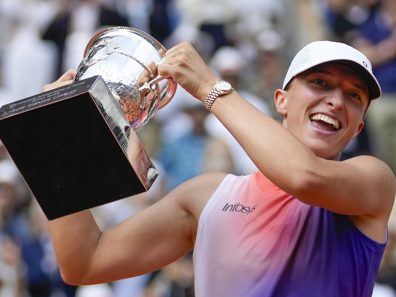 Iga Swiateková s víťaznou trofejou po treťom triumfe na Roland Garros po sebe