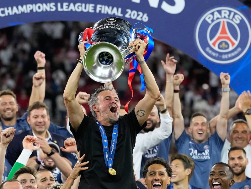 Tréner PSG Luis Enrique s víťaznou trofejou oslavuje triumf v Lige majstrov