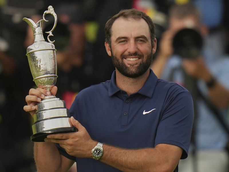 Scottie Scheffler s víťaznou trofejou po triumfe na The Open Championship