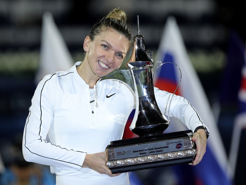 Rumunská tenistka Simona Halepová pózuje s trofejou