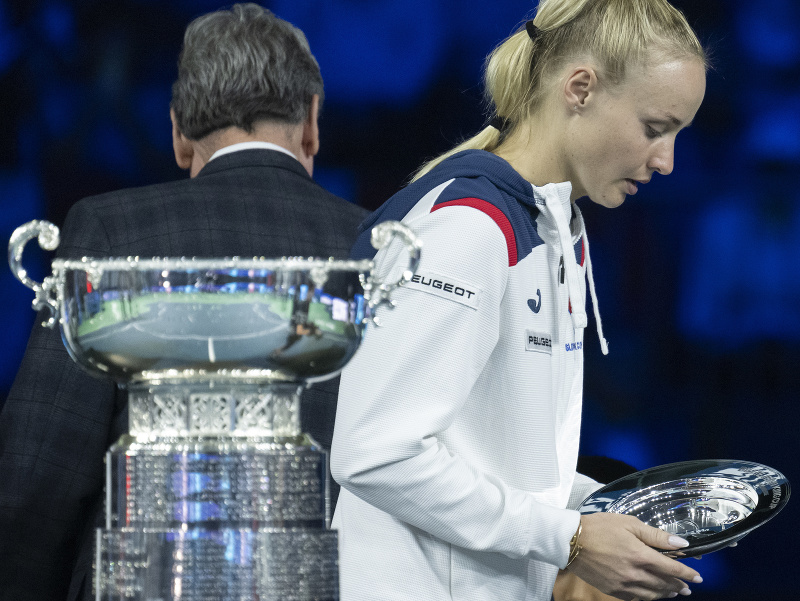Slovenská tenistka Rebecca Šramková si preberá trofej pre porazený tím po finálovom dueli Pohára Billie Jean Kingovej
