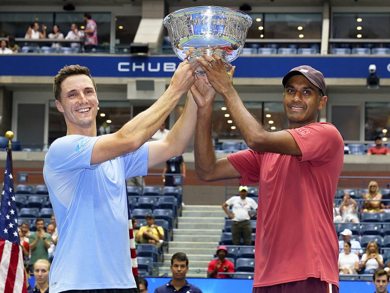 Zľava Brit Joe Salisbury a Američan Rajeev Ram obhájili titul vo štvorhre na záverečnom grandslamovom turnaji sezóny US Open