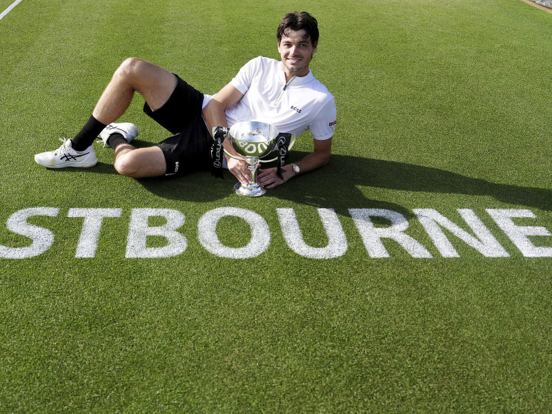Americký tenista Taylor Fritz pózuje s trofejou po zisku titulu v mužskej dvojhre v Eastbourne